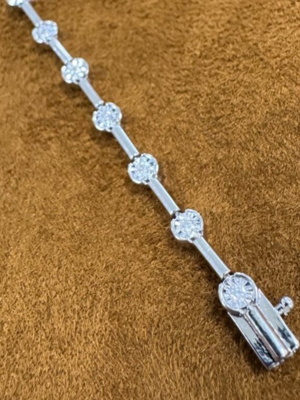 Solid 10k White Gold and Real Diamonds.
New. Guaranteed . Beautiful 8 inches.